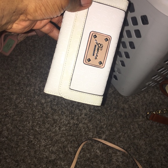 Guess purse - Picture 2 of 3